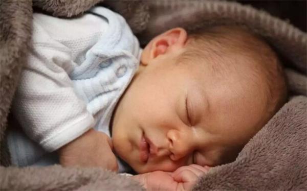 کم خوابی نوزاد را چاق می نماید؟
